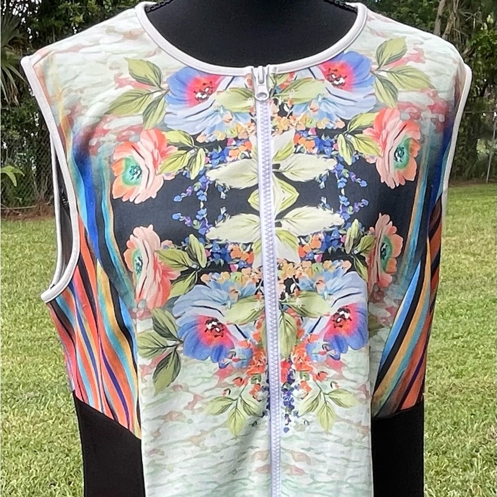 Just Love Colorful dress in 1X  is sleeveless and zipper opening . Pre-owned 💛